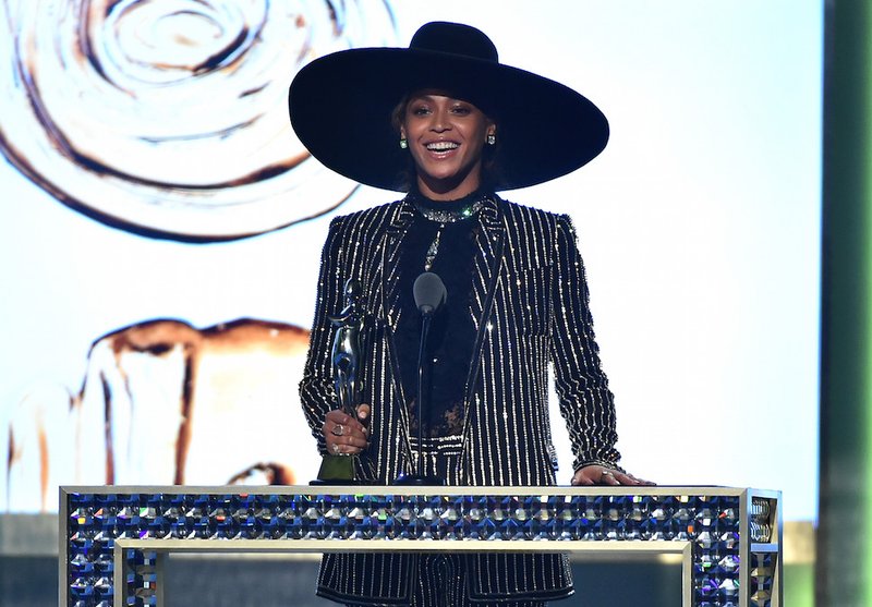 Beyoncé accepts the Fashion Icon award.